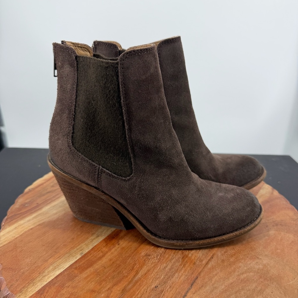 Sofft‎ Tara Chelsea heeled bootie in brown suede sz 6